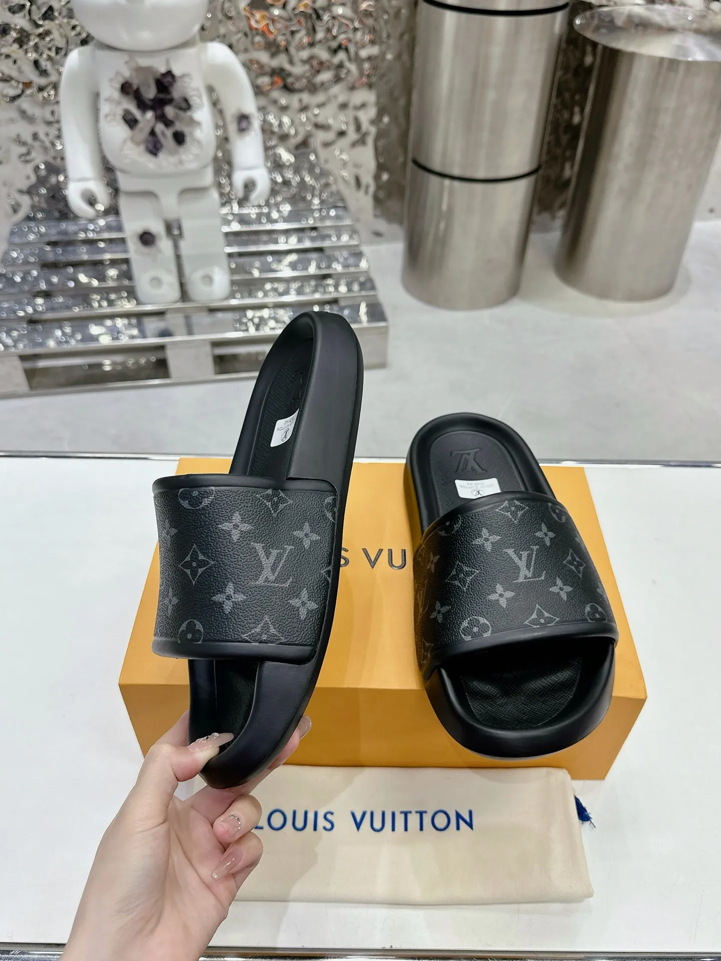 [L Home] P: 300💰 ▪️Shoe size: Women's 35-40 Men's 38-46▪️Packaging: Counter top quality~original packaging 𝟐𝟎𝟐3 New embossed slippers at Louis Vuitton counters, lv monogram embossed slippers, Waterfront sandals are back, the upper buckle is embossed with lv's iconic Monogram pattern. Made of waterproof rubber with a comfortable and resilient insole. The lightweight, flexible outsole is embossed with the Louis Vuitton logo. ▪️Fabric: Original molded rubber foam surface ▪️Technology: embossed logo ▪️Sole: Original molded rubber foam outsole ▪️Sole thickness: 3CM.